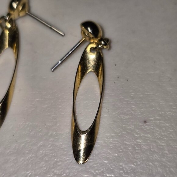 Jewelry - Vintage Gold Tone Dangle Earrings